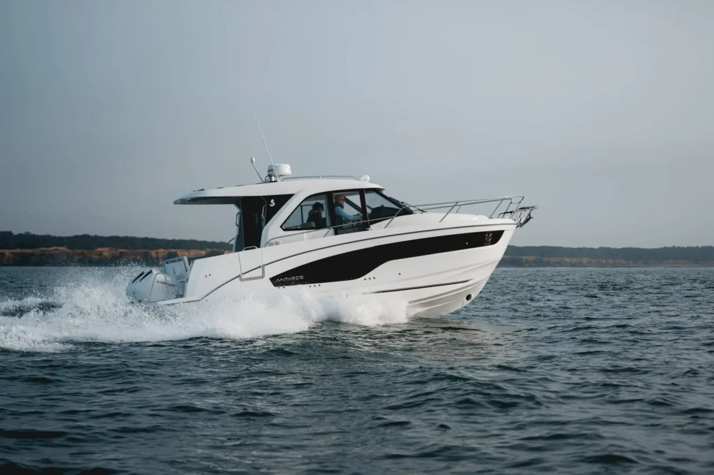 Vista lateral de la nova Beneteau Antares 9 V2
